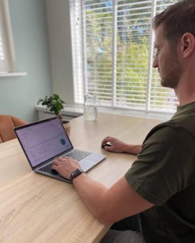 Niels Dirkse op een laptop aan het werk aan een websiteanalyse